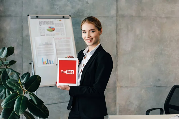 Attractive Smiling Businesswoman Holding Digital Tablet Youtube Screen — Stock Photo, Image