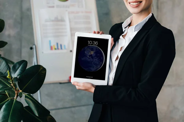 Cropped View Smiling Businesswoman Showing Ipod Screen — Stock Photo, Image