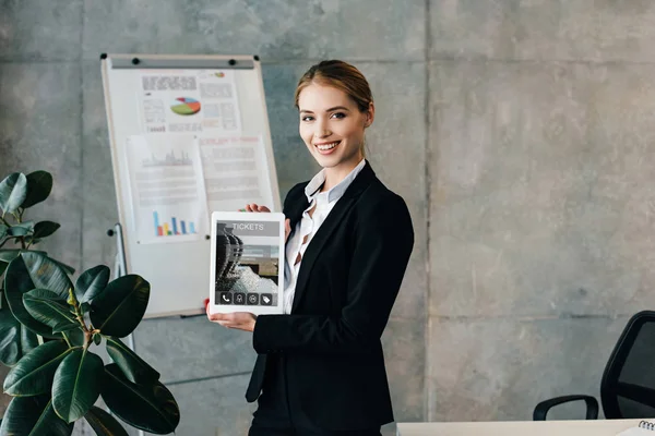 Aantrekkelijke Glimlachende Zakenvrouw Holding Digitale Tablet Met Tickets Scherm — Stockfoto