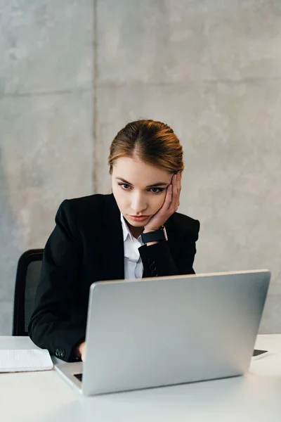 Ernsthafte Konzentriert Geschäftsfrau Mit Laptop Während Sie Heand Auf Der — Stockfoto