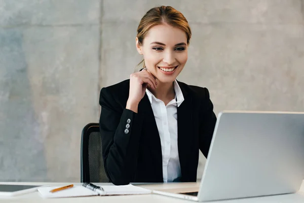 Sonriente Bastante Mujer Negocios Utilizando Ordenador Portátil Oficina —  Fotos de Stock