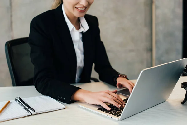 Vista Cortada Mulher Negócios Sorridente Usando Laptop Escritório — Fotografia de Stock