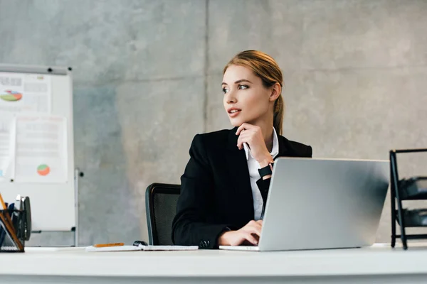 Mulher Negócios Sonhadora Usando Laptop Escritório Segurando Mão Perto Rosto — Fotografia de Stock