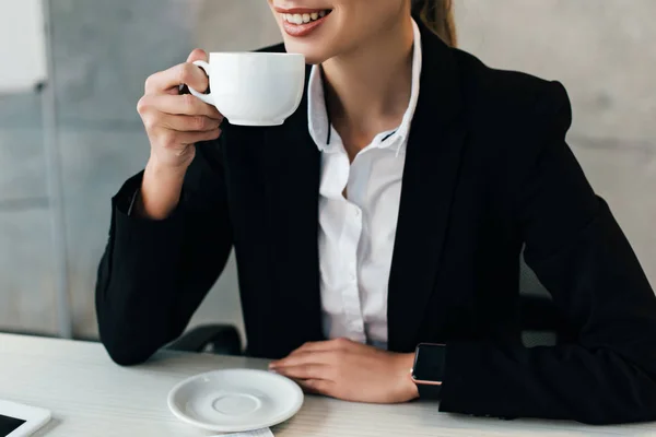 Částečný Pohled Usměvavá Podnikatelka Pití Kávy Pracovišti Úřadu — Stock fotografie