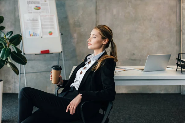 Joven Empresaria Sentada Silla Con Los Ojos Cerrados Sosteniendo Taza — Foto de Stock