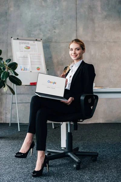 Pretty Smiling Businesswoman Sitting Chair Holding Laptop Google Display — Stock Photo, Image