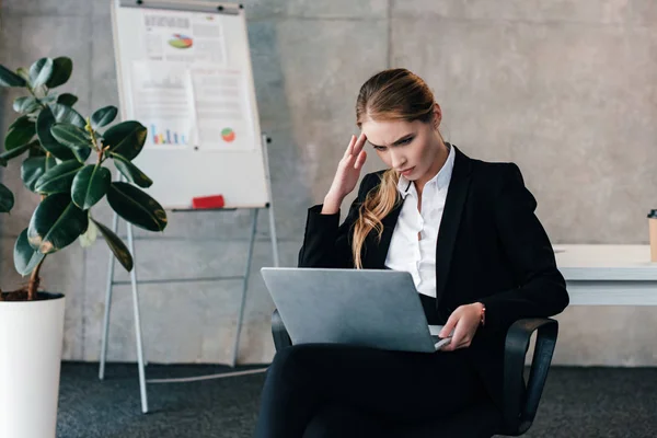 Doordachte Zakenvrouw Laptop Kijken Hoofd Houden — Stockfoto