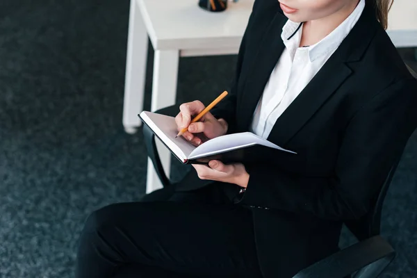 Vista Recortada Mujer Negocios Escribiendo Cuaderno Con Lápiz — Foto de Stock