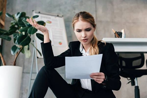 Enfoque Selectivo Hermosa Mujer Negocios Sentada Piso Cerca Mesa Trabajo —  Fotos de Stock