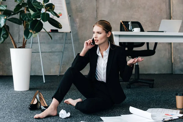 Barefoot Woman Sitting Floor Talking Smartphone — Stock Photo, Image