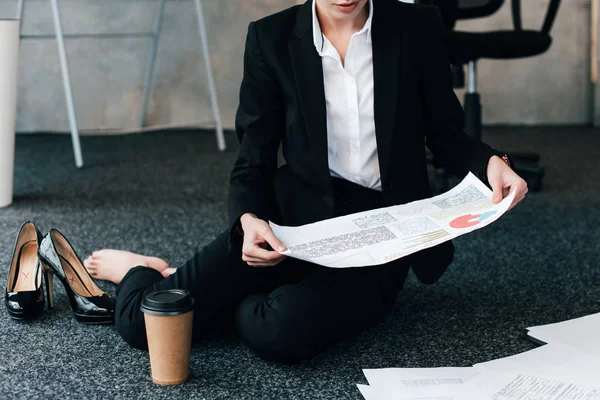 Vue Recadrée Une Femme Affaires Assise Sur Sol Lisant Document — Photo