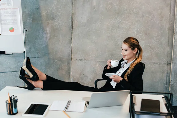 Entspannte Geschäftsfrau Mit Beinen Tisch Beim Kaffeetrinken — Stockfoto