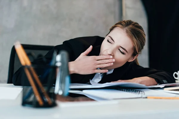 Selectieve Aandacht Van Gapende Zakenvrouw Aan Werk Tafel Met Documenten — Stockfoto