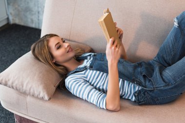 pembe koltukta yalan ve kitap okuma güzel kadın