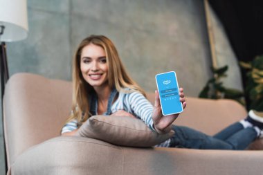 güzel kadının elinde skype ile akıllı telefon seçici odak