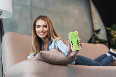 güzel bir kadın elinde alışveriş en iyi ile akıllı telefon seçici odak