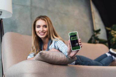 güzel kadının elinde akıllı telefon seçici odak