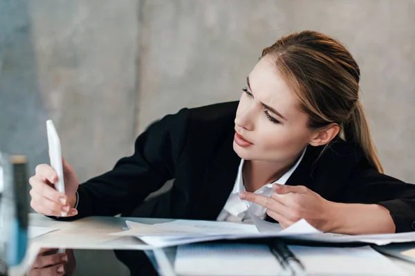 Selective Focus Tired Businesswoman Using Smartphone Workplace — Stock Photo, Image