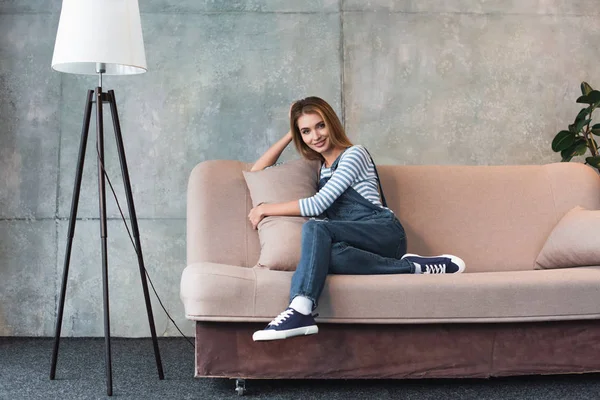 Joven Hermosa Chica Sonriendo Abrazando Almohada Sentado Sofá Rosa Habitación — Foto de Stock