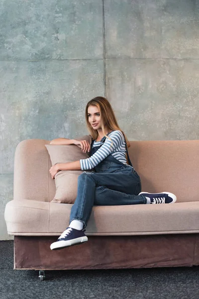 Jonge Mooie Vrouw Poseren Knuffelen Kussen Zittend Roze Sofa — Stockfoto