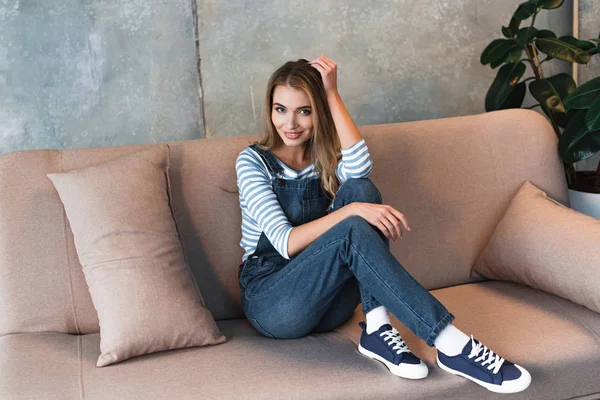 Mooie Vrouw Poseren Lachend Roze Zitbank Met Kussen — Stockfoto