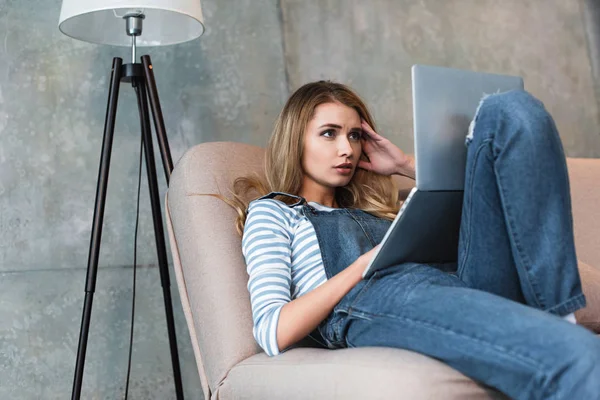 Mulher Adulta Chocada Pensando Olhando Para Monitor Laptop — Fotografia de Stock
