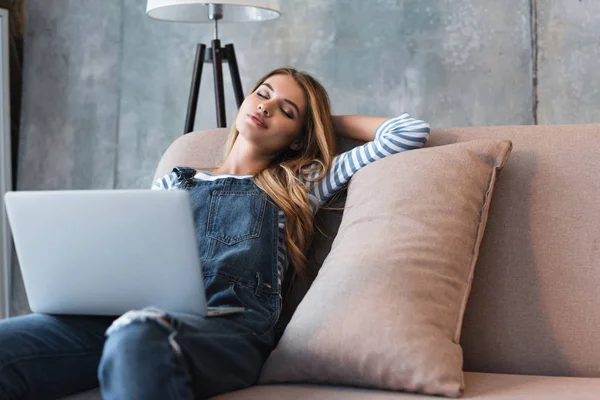 Mulher Bonita Adulto Sonhando Sofá Com Laptop — Fotografia de Stock