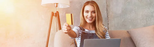 Happy Beautiful Woman Showing Credit Card Sitting Sofa Laptop — Stock Photo, Image