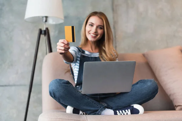 Mulher Bonita Com Laptop Sorrindo Mostrando Cartão Crédito — Fotografia de Stock