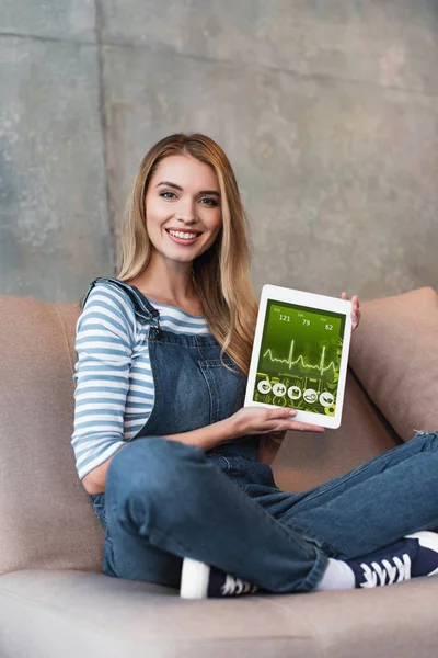 Young Woman Sitting Sofa Showing Screen Digital Tablet — Stock Photo, Image