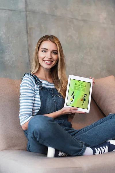 Beautiful Woman Sitting Sofa Showing Screen Digital Tablet — Stock Photo, Image