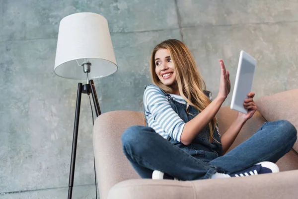 Young Girl Smiling Turning Away Monitor Digital Tablet — Stock Photo, Image