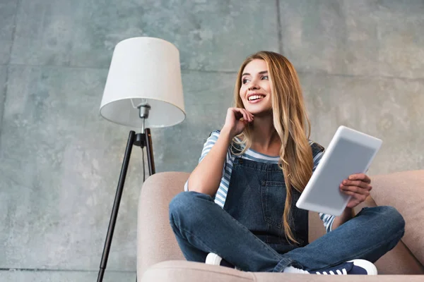 Junge Lächelnde Frau Sitzt Auf Rosa Sofa Zimmer Mit Digitalem — Stockfoto