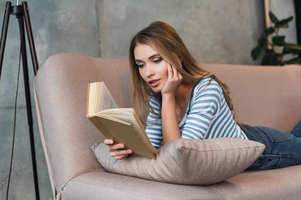Selective Focus Young Beautiful Woman Reading Book Lying Pink Sofa — Stock Photo, Image