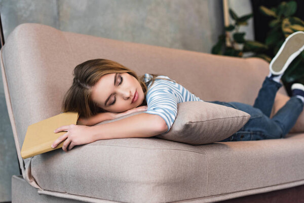 Joven Hermosa Chica Durmiendo Sofá Rosa Con Libro Mano Abrazando — Foto de Stock