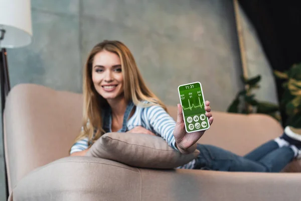 Foco Selectivo Smartphone Con Gráfico Mano Mujer Sofá — Foto de Stock
