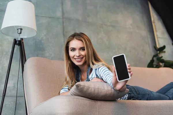 seçici odak pembe Divan güzel kızın elinde siyah ekranlı akıllı telefon