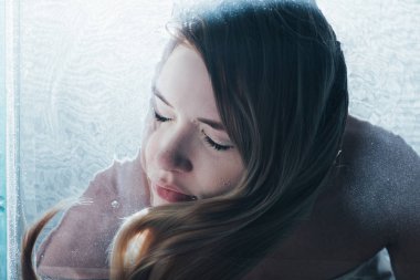 genç kızın su altında kapalı gözlerle poz kapat