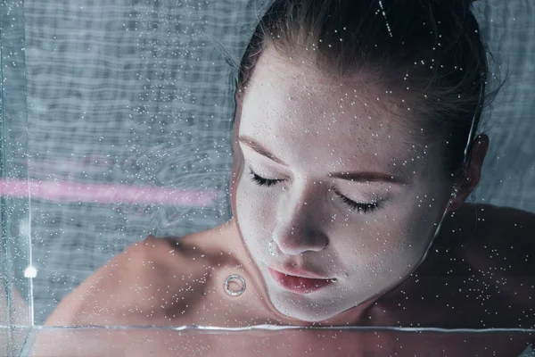 Primer Plano Niña Bajo Agua Con Los Ojos Cerrados — Foto de Stock