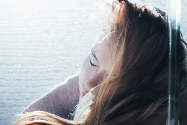 目を閉じて水中ポーズ美しい少女のクローズ アップ — ストック写真