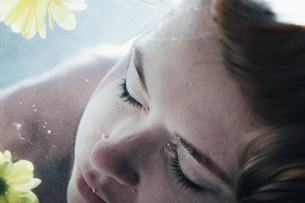 Close Beautiful Girl Posing Underwater Closed Eyes — Stock Photo, Image