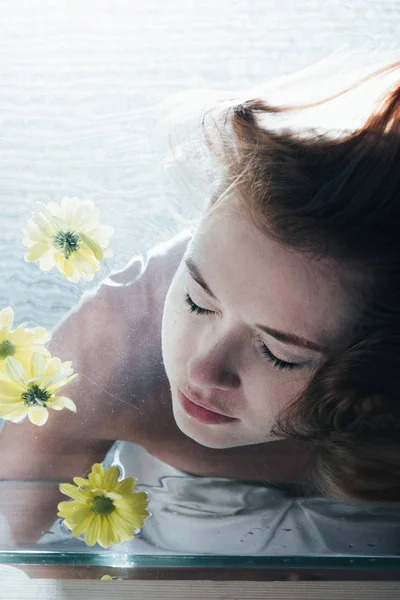 Vista Recortada Hermosa Mujer Posando Bajo Agua Con Flores Amarillas — Foto de Stock