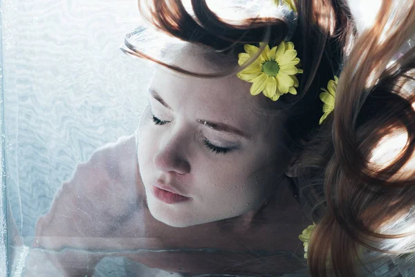 Gros Plan Belle Fille Posant Sous Eau Avec Des Fleurs — Photo