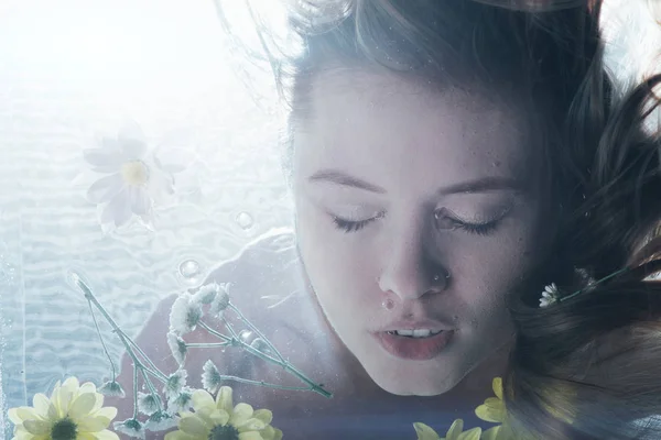 Close Beautiful Woman Posing Underwater Closed Eyes — Stock Photo, Image