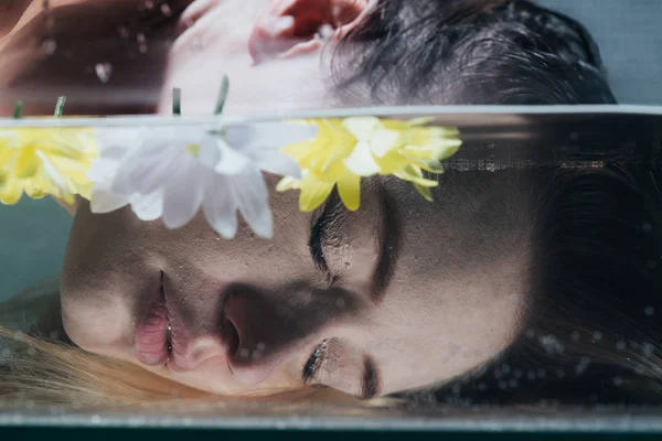 Primer Plano Joven Posando Bajo Agua Con Los Ojos Cerrados — Foto de Stock