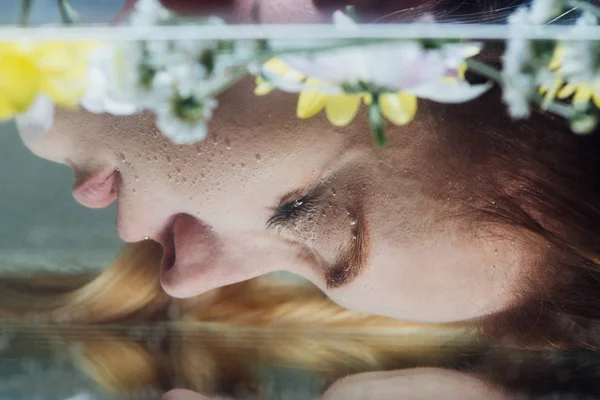 Gros Plan Jeune Femme Posant Sur Eau Avec Des Fleurs — Photo