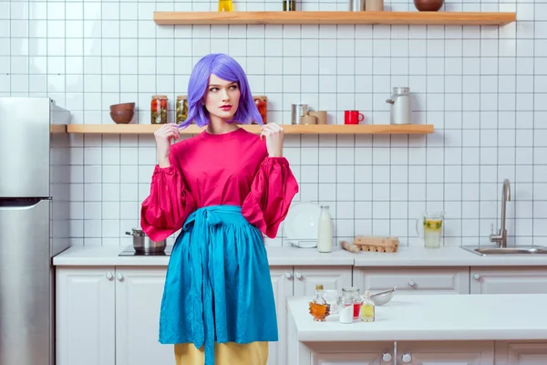 Belle Femme Foyer Avec Des Cheveux Violets Des Vêtements Colorés — Photo