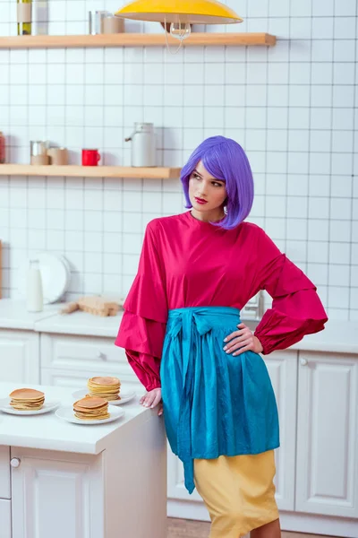 Вибірковий Фокус Домогосподарки Фіолетовим Волоссям Барвистим Одягом Позує Біля Кухонної — стокове фото