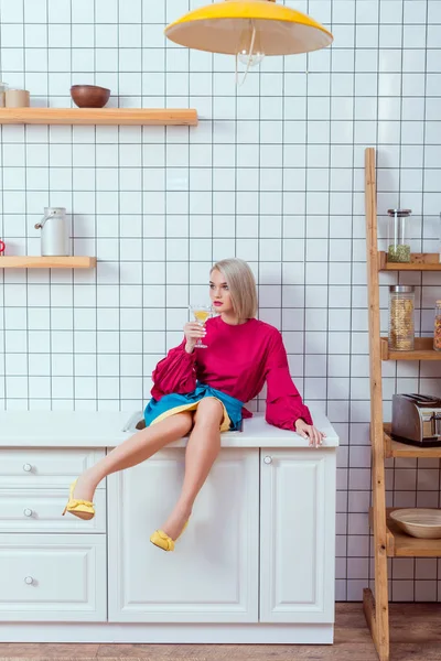 Hermosa Mujer Moda Sentada Mostrador Cocina Con Copa Cóctel Mirando — Foto de Stock