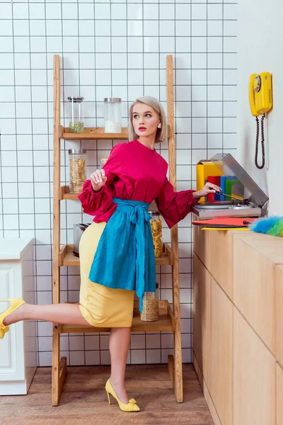 Schöne Hausfrau Bunten Kleidern Die Musik Auf Dem Plattenspieler Hört — Stockfoto